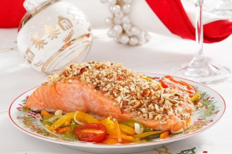 Läckra nyårs öring under en valnötskorpa: det bästa receptet för den andra maträtten på nyårsbordet