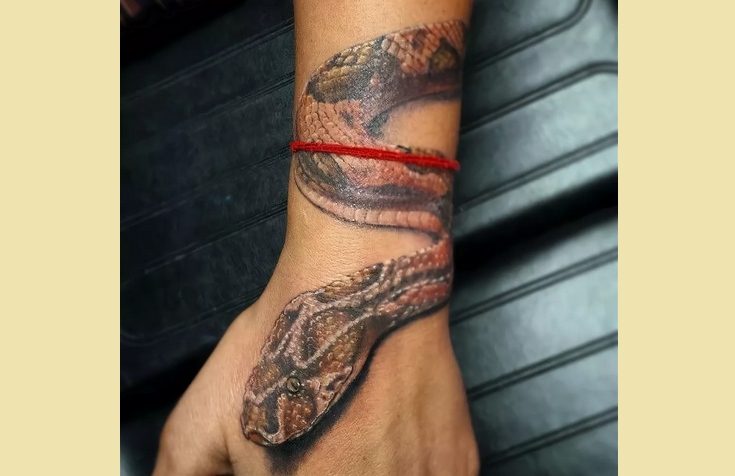 Tatueringssnake i form av ett armband