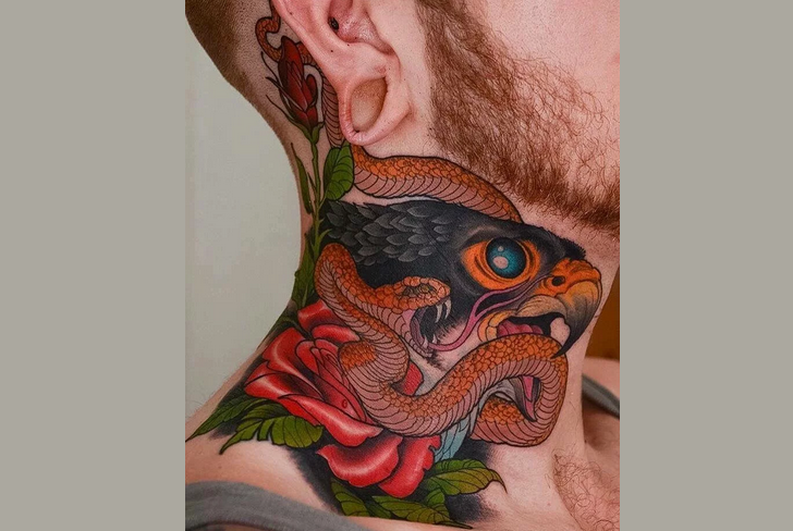 Tatueringssnake med ros på nacken