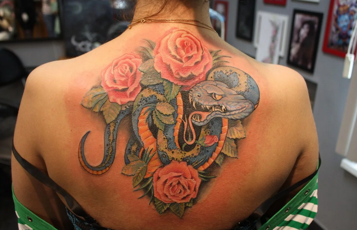 Tatueringssnake med blommor på baksidan