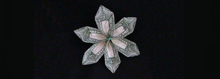 Vacker och delikat blomma från pengar i origamiteknik
