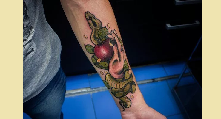 Tatueringssnake med äpple