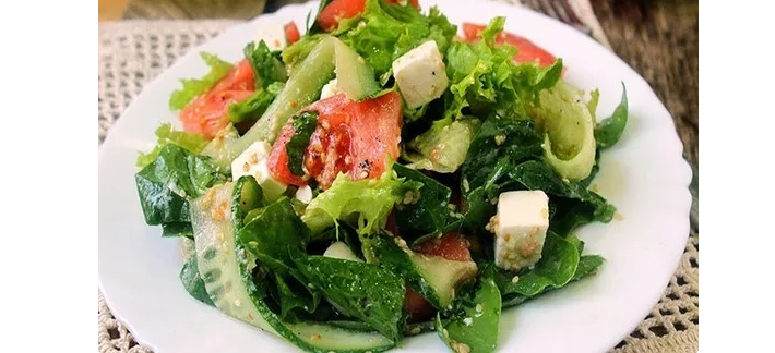 Vaříme na piknik, když léto, slunce a teplo: salát se zeleninou a sýrem feta