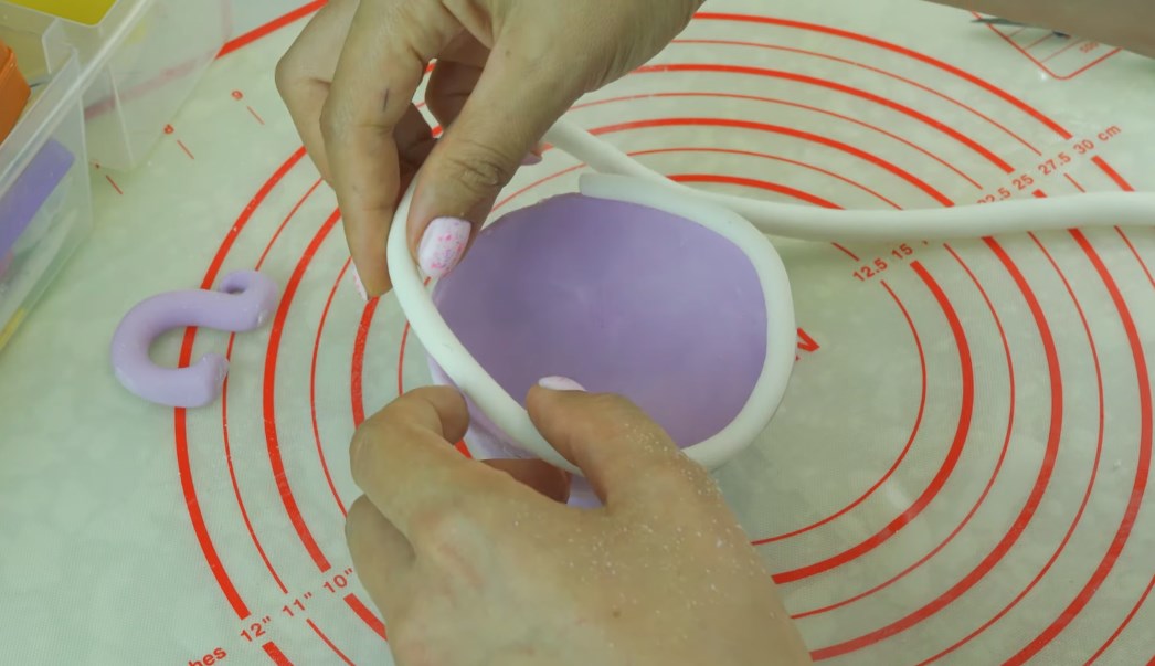 Dekorera toppen av koppen med vit mastic
