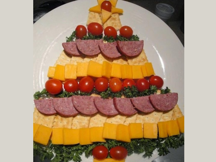Skär kött, ost, grönsak på det festliga bordet