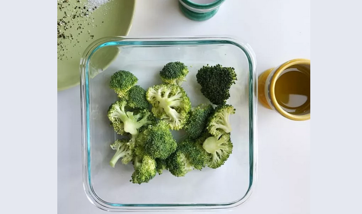 Připravte brokolici zamrzlé, dokud se nevaří v mikrovlnné troubě