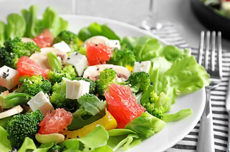 Matlagning frysta broccoli: sallad