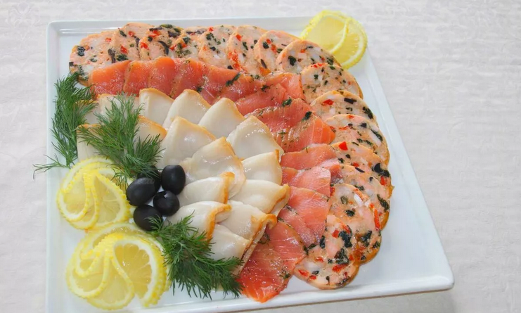 Ryby řezané na slavnostním stole s masem a bylinkami