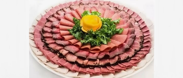 Řezání masa na slavnostním stole: složení, recept, design