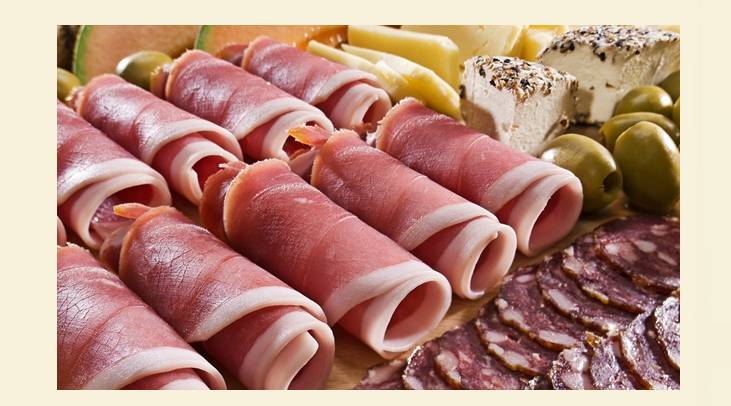 Köttskärning från korv, bacon och bröst på det festliga bordet