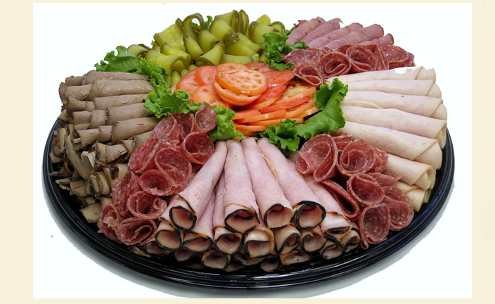 Nádherné maso řezané zeleninou pro slavnostní stůl