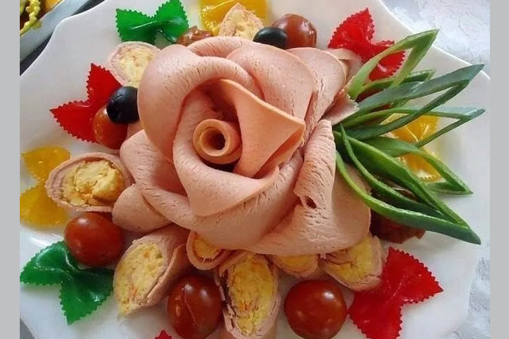 Květina klobásy pro zdobení řezů masa na slavnostním stole