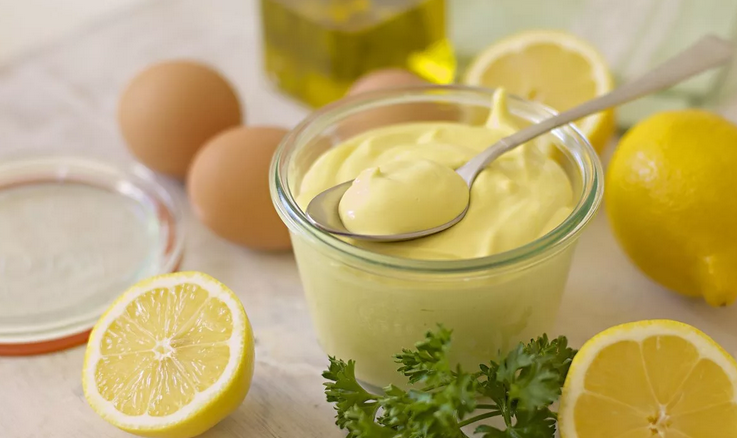 Läcker majonnäsklassiker hemma i en mixer med ägg, senap och citron