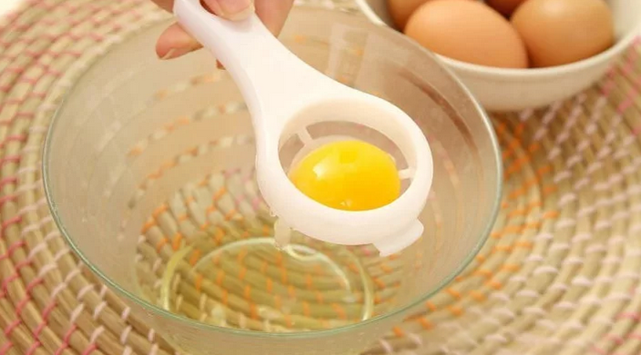 Separera äggulorna från proteiner
